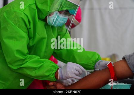 Ein medizinisches Personal entnimmt während eines Tests Coronavirus COVID-19 für Grabearbeiter in Yogyakarta, 25. April 2020 Blutproben. (Foto von Adriana Adie/NurPhoto) Stockfoto