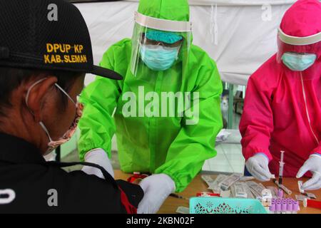 Ein medizinisches Personal entnimmt während eines Tests Coronavirus COVID-19 für Grabearbeiter in Yogyakarta, 25. April 2020 Blutproben. (Foto von Adriana Adie/NurPhoto) Stockfoto