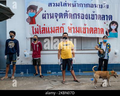 Einkommensschwache und arbeitslose Menschen, deren Lebensunterhalt von der Covid-19-Epidemie betroffen ist, stehen am 26. April 2020 im Wat Sawettachat im Zentrum von Bangkok, Thailand, an, um Nahrungsmittelspenden zu erhalten. (Foto von Thomas De Cian/NurPhoto) Stockfoto