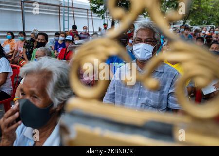 Einkommensschwache und arbeitslose Menschen, deren Lebensunterhalt von der Covid-19-Epidemie betroffen ist, stehen am 26. April 2020 im Wat Sawettachat im Zentrum von Bangkok, Thailand, an, um Nahrungsmittelspenden zu erhalten. (Foto von Thomas De Cian/NurPhoto) Stockfoto