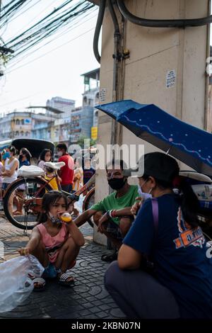 Einkommensschwache und arbeitslose Menschen, deren Lebensunterhalt von der Covid-19-Epidemie betroffen ist, stehen am 26. April 2020 im Wat Sawettachat im Zentrum von Bangkok, Thailand, an, um Nahrungsmittelspenden zu erhalten. (Foto von Thomas De Cian/NurPhoto) Stockfoto