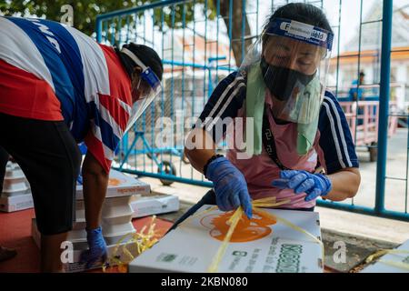 Freiwillige im Wat Sawettachat im Zentrum von Bangkok, Thailand, am 26. April 2020. Bereiten Sie Nahrungsmittelspenden für einkommensschwache und arbeitslose Menschen vor, deren Lebensunterhalt von der Covid-19-Epidemie betroffen ist. (Foto von Thomas De Cian/NurPhoto) Stockfoto