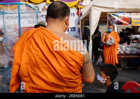 Einkommensschwache und arbeitslose Menschen, deren Lebensunterhalt von der Covid-19-Epidemie betroffen ist, stehen am 26. April 2020 im Wat Sawettachat im Zentrum von Bangkok, Thailand, an, um Nahrungsmittelspenden zu erhalten. (Foto von Thomas De Cian/NurPhoto) Stockfoto