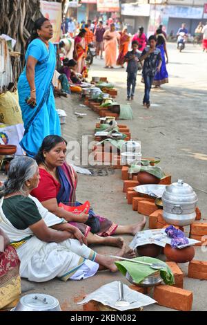 Hindu-Frauen beenden die letzten Vorbereitungen und warten auf das Signal, Pongala am Straßenrand während des Attukal Pongala Mahotsavam Festivals in der Stadt Thiruvananthapuram (Trivandrum), Kerala, Indien, am 19. Februar 2019 zu kochen. Das Attukal Pongala Mahotsavam Festival wird jedes Jahr von Millionen Hindu-Frauen gefeiert. Während dieses Festivals bereiten Frauen Pongala (Reis gekocht mit Jaggery, Ghee, Kokosnuss sowie anderen Zutaten) im Freien in kleinen Töpfen zu, um der Göttin Kannaki zu gefallen. Pongala (was wörtlich bedeutet, überkochen) ist ein rituelles Angebot eines süßen Gerichts, bestehend aus Stockfoto