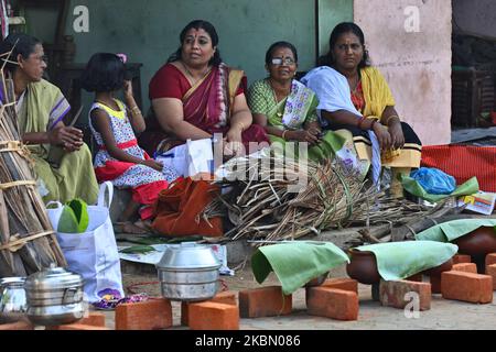 Hindu-Frauen beenden die letzten Vorbereitungen und warten auf das Signal, Pongala am Straßenrand während des Attukal Pongala Mahotsavam Festivals in der Stadt Thiruvananthapuram (Trivandrum), Kerala, Indien, am 19. Februar 2019 zu kochen. Das Attukal Pongala Mahotsavam Festival wird jedes Jahr von Millionen Hindu-Frauen gefeiert. Während dieses Festivals bereiten Frauen Pongala (Reis gekocht mit Jaggery, Ghee, Kokosnuss sowie anderen Zutaten) im Freien in kleinen Töpfen zu, um der Göttin Kannaki zu gefallen. Pongala (was wörtlich bedeutet, überkochen) ist ein rituelles Angebot eines süßen Gerichts, bestehend aus Stockfoto