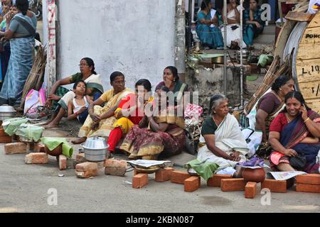 Hindu-Frauen beenden die letzten Vorbereitungen und warten auf das Signal, Pongala am Straßenrand während des Attukal Pongala Mahotsavam Festivals in der Stadt Thiruvananthapuram (Trivandrum), Kerala, Indien, am 19. Februar 2019 zu kochen. Das Attukal Pongala Mahotsavam Festival wird jedes Jahr von Millionen Hindu-Frauen gefeiert. Während dieses Festivals bereiten Frauen Pongala (Reis gekocht mit Jaggery, Ghee, Kokosnuss sowie anderen Zutaten) im Freien in kleinen Töpfen zu, um der Göttin Kannaki zu gefallen. Pongala (was wörtlich bedeutet, überkochen) ist ein rituelles Angebot eines süßen Gerichts, bestehend aus Stockfoto