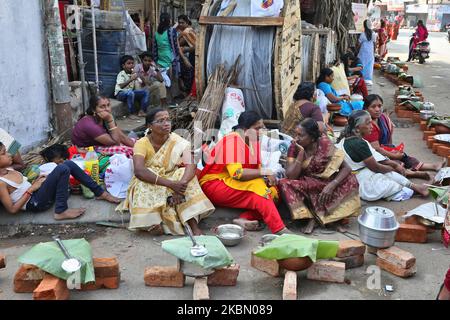 Hindu-Frauen beenden die letzten Vorbereitungen und warten auf das Signal, Pongala am Straßenrand während des Attukal Pongala Mahotsavam Festivals in der Stadt Thiruvananthapuram (Trivandrum), Kerala, Indien, am 19. Februar 2019 zu kochen. Das Attukal Pongala Mahotsavam Festival wird jedes Jahr von Millionen Hindu-Frauen gefeiert. Während dieses Festivals bereiten Frauen Pongala (Reis gekocht mit Jaggery, Ghee, Kokosnuss sowie anderen Zutaten) im Freien in kleinen Töpfen zu, um der Göttin Kannaki zu gefallen. Pongala (was wörtlich bedeutet, überkochen) ist ein rituelles Angebot eines süßen Gerichts, bestehend aus Stockfoto