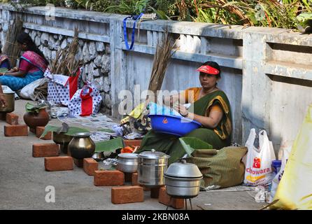 Hindu-Frauen beenden die letzten Vorbereitungen und warten auf das Signal, Pongala am Straßenrand während des Attukal Pongala Mahotsavam Festivals in der Stadt Thiruvananthapuram (Trivandrum), Kerala, Indien, am 19. Februar 2019 zu kochen. Das Attukal Pongala Mahotsavam Festival wird jedes Jahr von Millionen Hindu-Frauen gefeiert. Während dieses Festivals bereiten Frauen Pongala (Reis gekocht mit Jaggery, Ghee, Kokosnuss sowie anderen Zutaten) im Freien in kleinen Töpfen zu, um der Göttin Kannaki zu gefallen. Pongala (was wörtlich bedeutet, überkochen) ist ein rituelles Angebot eines süßen Gerichts, bestehend aus Stockfoto