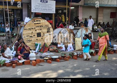 Hindu-Frauen beenden die letzten Vorbereitungen und warten auf das Signal, Pongala am Straßenrand während des Attukal Pongala Mahotsavam Festivals in der Stadt Thiruvananthapuram (Trivandrum), Kerala, Indien, am 19. Februar 2019 zu kochen. Das Attukal Pongala Mahotsavam Festival wird jedes Jahr von Millionen Hindu-Frauen gefeiert. Während dieses Festivals bereiten Frauen Pongala (Reis gekocht mit Jaggery, Ghee, Kokosnuss sowie anderen Zutaten) im Freien in kleinen Töpfen zu, um der Göttin Kannaki zu gefallen. Pongala (was wörtlich bedeutet, überkochen) ist ein rituelles Angebot eines süßen Gerichts, bestehend aus Stockfoto