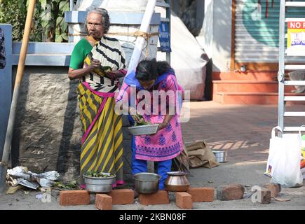 Hindu-Frauen beenden die letzten Vorbereitungen und warten auf das Signal, Pongala am Straßenrand während des Attukal Pongala Mahotsavam Festivals in der Stadt Thiruvananthapuram (Trivandrum), Kerala, Indien, am 19. Februar 2019 zu kochen. Das Attukal Pongala Mahotsavam Festival wird jedes Jahr von Millionen Hindu-Frauen gefeiert. Während dieses Festivals bereiten Frauen Pongala (Reis gekocht mit Jaggery, Ghee, Kokosnuss sowie anderen Zutaten) im Freien in kleinen Töpfen zu, um der Göttin Kannaki zu gefallen. Pongala (was wörtlich bedeutet, überkochen) ist ein rituelles Angebot eines süßen Gerichts, bestehend aus Stockfoto