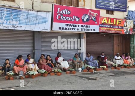 Hindu-Frauen beenden die letzten Vorbereitungen und warten auf das Signal, Pongala am Straßenrand während des Attukal Pongala Mahotsavam Festivals in der Stadt Thiruvananthapuram (Trivandrum), Kerala, Indien, am 19. Februar 2019 zu kochen. Das Attukal Pongala Mahotsavam Festival wird jedes Jahr von Millionen Hindu-Frauen gefeiert. Während dieses Festivals bereiten Frauen Pongala (Reis gekocht mit Jaggery, Ghee, Kokosnuss sowie anderen Zutaten) im Freien in kleinen Töpfen zu, um der Göttin Kannaki zu gefallen. Pongala (was wörtlich bedeutet, überkochen) ist ein rituelles Angebot eines süßen Gerichts, bestehend aus Stockfoto