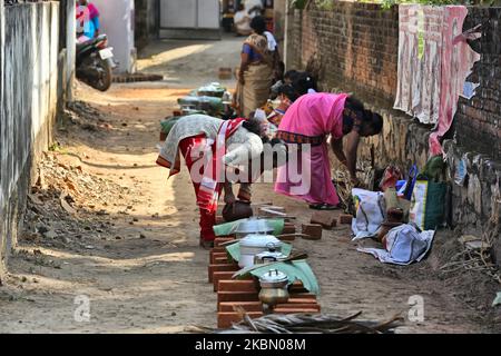 Hindu-Frauen beenden die letzten Vorbereitungen und warten auf das Signal, Pongala am Straßenrand während des Attukal Pongala Mahotsavam Festivals in der Stadt Thiruvananthapuram (Trivandrum), Kerala, Indien, am 19. Februar 2019 zu kochen. Das Attukal Pongala Mahotsavam Festival wird jedes Jahr von Millionen Hindu-Frauen gefeiert. Während dieses Festivals bereiten Frauen Pongala (Reis gekocht mit Jaggery, Ghee, Kokosnuss sowie anderen Zutaten) im Freien in kleinen Töpfen zu, um der Göttin Kannaki zu gefallen. Pongala (was wörtlich bedeutet, überkochen) ist ein rituelles Angebot eines süßen Gerichts, bestehend aus Stockfoto