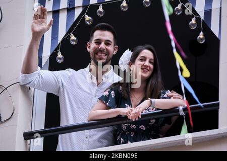 Nachbarn von Maria Panes Straße in Madrid schmücken die Straße anlässlich des Beginns der 'Feria de Abril' in Sevilla mit Musik, Getränken und spanischen Flaggen in Madrid, Spanien am 25. April 2020. (Foto von A. Ware/NurPhoto) Stockfoto