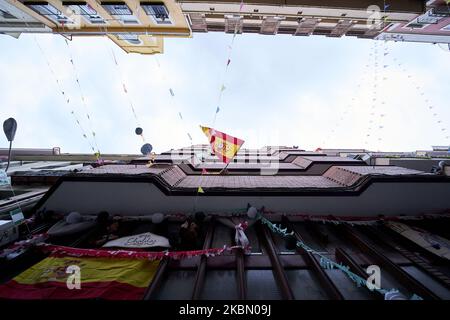 Nachbarn von Maria Panes Straße in Madrid schmücken die Straße anlässlich des Beginns der 'Feria de Abril' in Sevilla mit Musik, Getränken und spanischen Flaggen in Madrid, Spanien am 25. April 2020. (Foto von A. Ware/NurPhoto) Stockfoto