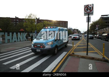 Ein Krankenwagen kommt am 26. April 2020 ins Elmhurst Hospital in New York, USA. Das Elmhurst Hospital Trauma Center im Stadtteil Queens von New York City empfängt am 25,2020. April weiterhin Covid-19-Patienten, während die Krankenhäuser in New York City von der Anzahl der Covid--19-Fälle überfordert wurden, Derzeit erleben sie einen Rückgang der täglichen Patienteneinnahmen, da sich die statistische Kurve abflacht und sich in einem Abschwung befindet. New York City hat mehr als 17.000 Todesfälle erreicht, und bis heute wurden im Bundesstaat NY über 57.000 Krankenhausaufenthalte gemeldet. (Foto von John Lamparski/NurPhoto) Stockfoto