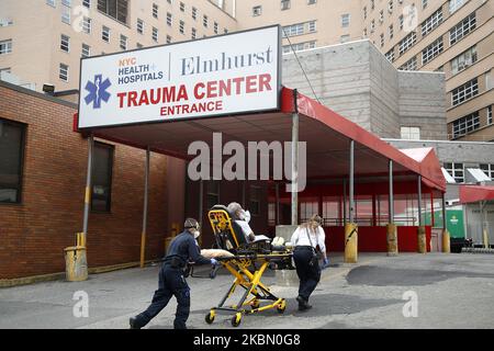 EMT's Bring in a Patient to Elmhurst Hospital Trauma Center in New York, United States, n April 26, 2020. Das Elmhurst Hospital Trauma Center im Stadtteil Queens von New York City empfängt am 25,2020. April weiterhin Covid-19-Patienten, während die Krankenhäuser in New York City von der Anzahl der Covid--19-Fälle überfordert wurden, Derzeit erleben sie einen Rückgang der täglichen Patienteneinnahmen, da sich die statistische Kurve abflacht und sich in einem Abschwung befindet. New York City hat mehr als 17.000 Todesfälle erreicht, und bis heute wurden im Bundesstaat NY über 57.000 Krankenhausaufenthalte gemeldet. (Foto von John Lamparski/NurPhoto) Stockfoto