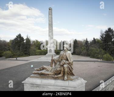 Der sowjetische Militärfriedhof ist am 21. April 2020 in Warschau, Polen, zu sehen. Auf dem Friedhof sind mehr als 20 sowjetische Soldaten begraben, die während der deutschen Nazi-Besatzung in Polen kämpften. Auf dem Friedhof finden jährlich Feierlichkeiten zum Victory Day statt, die jedoch aufgrund der COVID-19-Pandemiedienste verschoben oder abgesagt wurden. (Foto von Jaap Arriens/NurPhoto) Stockfoto