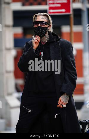 Eine Ansicht einer Person, die eine Maske in Manhattan, New York City, USA, während einer Coronavirus-Pandemie am 27. April 2020 trägt. (Foto von John Nacion/NurPhoto) Stockfoto