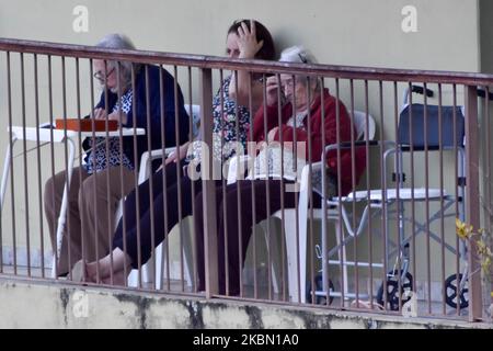Ältere Frauen auf ihrem Balkon in Sao Paulo, Brasilien, am 17. April 2020. Gouverneur João Doria kündigte die Verlängerung der Quarantäne im Bundesstaat São Paulo wegen der Coronavirus-Pandemie bis Mai 10 an. (Foto von Mauricio Camargo/NurPhoto) Stockfoto