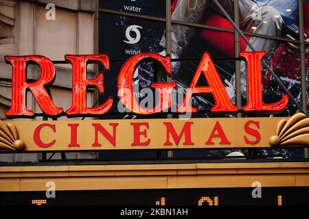 Ein Blick auf Regal Cinemas am Times Square, New York City, USA, während der Coronavirus-Pandemie am 27. April 2020. AMC kämpft inmitten der Coronavirus-Krise um $500 Millionen. (Foto von John Nacion/NurPhoto) Stockfoto