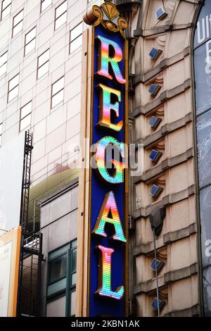 Ein Blick auf Regal Cinemas am Times Square, New York City, USA, während der Coronavirus-Pandemie am 27. April 2020. AMC kämpft inmitten der Coronavirus-Krise um $500 Millionen. (Foto von John Nacion/NurPhoto) Stockfoto