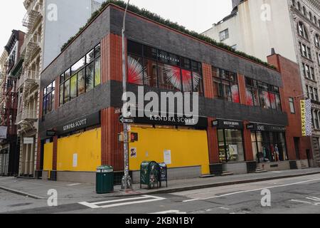 Ein Blick auf eine aufgestellte Luxusboutique in der Gegend von Soho in New York City, USA, während der Coronavirus-Pandemie am 27. April 2020. (Foto von John Nacion/NurPhoto) Stockfoto