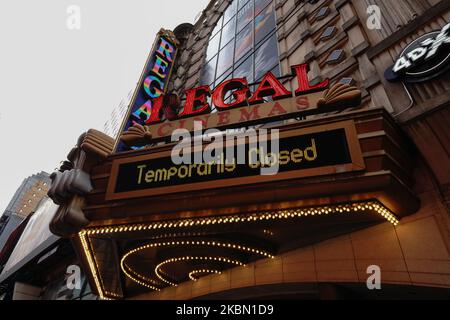 Ein Blick auf Regal Cinemas am Times Square, New York City, USA, während der Coronavirus-Pandemie am 27. April 2020. AMC kämpft inmitten der Coronavirus-Krise um $500 Millionen. (Foto von John Nacion/NurPhoto) Stockfoto