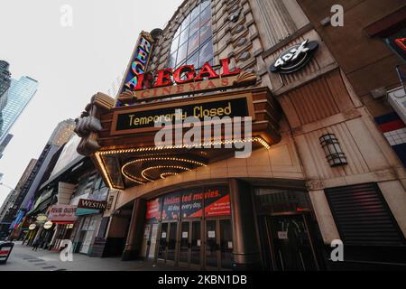 Ein Blick auf Regal Cinemas am Times Square, New York City, USA, während der Coronavirus-Pandemie am 27. April 2020. AMC kämpft inmitten der Coronavirus-Krise um $500 Millionen. (Foto von John Nacion/NurPhoto) Stockfoto