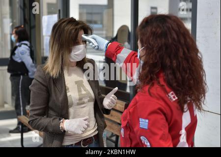 Zivilgericht von Athen eröffnet mit Schutzmaßnahmen gegen Coronavirus, in Athen, Griechenland, am 28. April 2020 (Foto: Nicolas Koutsokostas/NurPhoto) Stockfoto