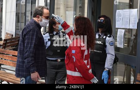 Zivilgericht von Athen eröffnet mit Schutzmaßnahmen gegen Coronavirus, in Athen, Griechenland, am 28. April 2020 (Foto: Nicolas Koutsokostas/NurPhoto) Stockfoto