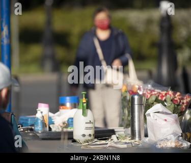 Am 27. April 2020 wird in Warschau, Polen, ein großer Spender mit Händedesinfektionsmittel auf einem Tisch von Straßenverkäufern gesehen. Die polnische Regierung muss sich bei ihrem Versuch, während einer Epidemie Präsidentschaftswahlen zu organisieren, zunehmend von der Opposition und den lokalen Behörden zurückdrängen. Die Regierungspartei Recht und Gerechtigkeit hat trotz gesundheitlicher Bedenken und logistischer Komplikationen Gesetzesänderungen an Schieß los. mit einer Briefwahl durchgesetzt. Ab dem 4. Mai werden die Spielplätze wieder eröffnet, da die Regierung langsam die Einschränkungen des öffentlichen Lebens abnimmt. (Foto von Jaap Arriens/NurPhoto) Stockfoto