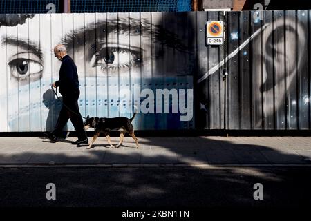 Ein Graffiti in Bezug auf die Verwendung von chirurgischen Masken während der Coronavirus - Krise Covid19 in Barcelona, Katalonien, Spanien, am 28. April 2020. (Foto von Albert Llop/NurPhoto) Stockfoto