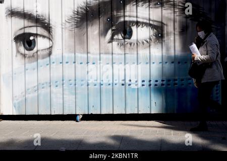 Ein Graffiti in Bezug auf die Verwendung von chirurgischen Masken während der Coronavirus - Krise Covid19 in Barcelona, Katalonien, Spanien, am 28. April 2020. (Foto von Albert Llop/NurPhoto) Stockfoto