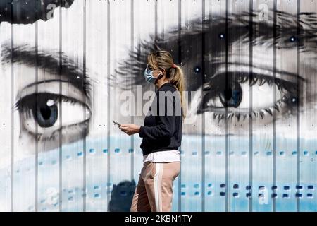 Ein Graffiti in Bezug auf die Verwendung von chirurgischen Masken während der Coronavirus - Krise Covid19 in Barcelona, Katalonien, Spanien, am 28. April 2020. (Foto von Albert Llop/NurPhoto) Stockfoto