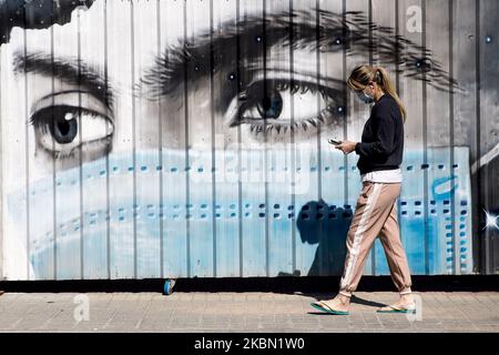 Ein Graffiti in Bezug auf die Verwendung von chirurgischen Masken während der Coronavirus - Krise Covid19 in Barcelona, Katalonien, Spanien, am 28. April 2020. (Foto von Albert Llop/NurPhoto) Stockfoto