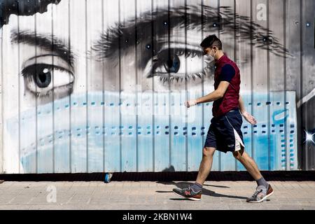 Ein Graffiti in Bezug auf die Verwendung von chirurgischen Masken während der Coronavirus - Krise Covid19 in Barcelona, Katalonien, Spanien, am 28. April 2020. (Foto von Albert Llop/NurPhoto) Stockfoto