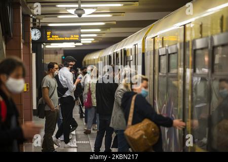 Am 28. April 2020 reisen Menschen mit Schutzmaske in den öffentlichen Verkehrsmitteln in Berlin. Seit gestern ist es Pflicht, eine Maske zu tragen, wenn man mit Metro, Straßenbahnen und Bussen unterwegs ist. Ab morgen wird das Tragen einer Maske auch in Geschäften und Geschäften Pflicht sein. (Foto von Emmanuele Contini/NurPhoto) Stockfoto