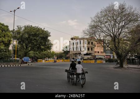 Ein Mann schiebt während der Sperre in Neu-Delhi, Indien, am 28. April 2020 einen Handwagen auf eine geschlossene Straße. Die Sperrung von Covid-19 wurde in Indien bis Mai 3 verlängert. (Foto von Muzamil Mattoo/NurPhoto) Stockfoto