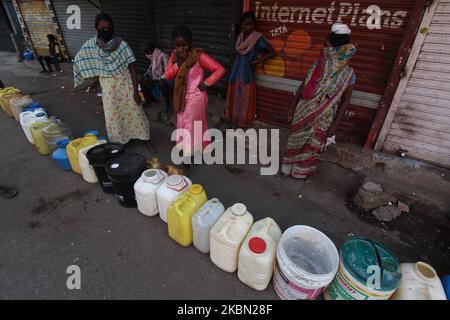 Am 28. April 2020 warten Menschen in einem Slum in Mumbai, Indien, darauf, ihre Behälter mit Trinkwasser zu füllen. Indien befindet sich weiterhin im landesweiten Sperrgebiet, um die Ausbreitung der Coronavirus-Pandemie (COVID-19) zu kontrollieren. (Foto von Himanshu Bhatt/NurPhoto) Stockfoto