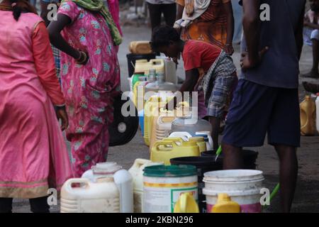 Am 28. April 2020 warten Menschen in einem Slum in Mumbai, Indien, darauf, ihre Behälter mit Trinkwasser zu füllen. Indien befindet sich weiterhin im landesweiten Sperrgebiet, um die Ausbreitung der Coronavirus-Pandemie (COVID-19) zu kontrollieren. (Foto von Himanshu Bhatt/NurPhoto) Stockfoto