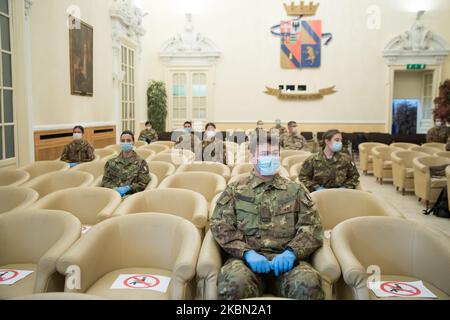 Eine Krankenschwester der italienischen Armee, die eine Schutzmaske trägt, während der Präsentation des Armeeteams, das am 27. April 2020 in Turin, Italien, in den piemontesischen Krankenhäusern am Kampf gegen das Virus teilnehmen wird. (Foto von Mauro Ujetto/NurPhoto) Stockfoto