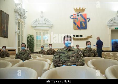 Eine Krankenschwester der italienischen Armee, die eine Schutzmaske trägt, während der Präsentation des Armeeteams, das am 27. April 2020 in Turin, Italien, in den piemontesischen Krankenhäusern am Kampf gegen das Virus teilnehmen wird. (Foto von Mauro Ujetto/NurPhoto) Stockfoto