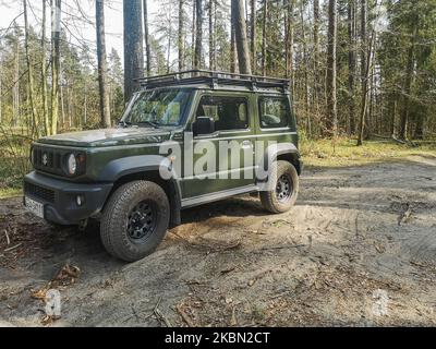 NATO grün gefärbt New Suzuki Jimny 4x4 wird am 28. April 2020 in Otomin, Polen, gesehen Jimny ist eines der beliebtesten Modelle der Suzuki Gamma. Die Wartezeit für ein Auto nach dem Kauf beträgt zwei Jahre. (Foto von Michal Fludra/NurPhoto) Stockfoto