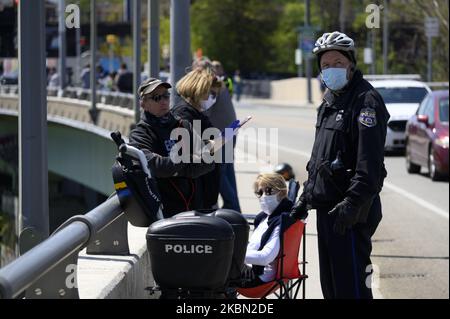 Zuschauer versammeln sich am Kunstmuseum, um die US Navy Blue Angles F/A-18 und die US Air Force Thunderbirds F-16 Fighting Falcon beim Überfliegen der Skyline von Center City in Philadelphia, PA, am 28. April 2020 zu sehen. Die Übung, die laut Berichten 60,000 USD pro Stunde kostet, ist Teil einer landesweiten Hommage an die Mitarbeiter der Gesundheitsfürsorge in der Region. (Foto von Bastiaan Slabbers/NurPhoto) Stockfoto