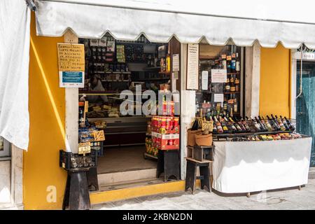 Ein Lebensmittelgeschäft in Cannaregio, Venedig während COVID19 Notfall, in Venedig, Italien, am 28. April 2020 geöffnet. (Foto von Giacomo Cosua/NurPhoto) Stockfoto