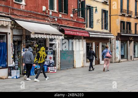 Am 28. April 2020 wurde in Cannaregio, Venedig, während des Notfalls COVID19, ein Elektronikgeschäft eröffnet. (Foto von Giacomo Cosua/NurPhoto) Stockfoto