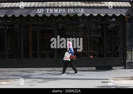 Eine Frau geht mit Schutzmaske in Paris, da in Frankreich eine Sperre zur Verlangsamung der Coronavirus-Krankheit (COVID-19) verhängt wird, 28. April 2020. (Foto von Mehdi Taamallah / NurPhoto) (Foto von Mehdi Taamallah/NurPhoto) Stockfoto