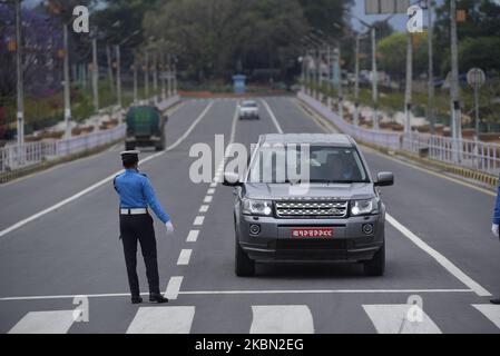 Nepalesische Polizeikräfte kontrollieren die Fahrkarten in Kathmandu streng, da viele Personen während der vollständigen Staatssperre wegen der Verbreitung des Corona Virus (COVID-19) in Kathmandu, Nepal, am Dienstag, den 28. April 2020, verletzt wurden. (Foto von Narayan Maharjan/NurPhoto) Stockfoto