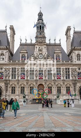 Der zentrale Teil des Hotels de Ville und Touristen im Parvis de l'Hotel de Ville (Hotel de Ville Platz), Paris, Frankreich Stockfoto