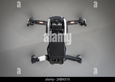 Eine Drohne von DJI Mavic Air wird am 29. April 2020 in Warschau, Polen, gesehen. Der chinesische unbemannte Aireal-Fahrzeughersteller DJI hat ein neues Drohnenmodell angekündigt, die Mavic Air 2 mit einem eingebauten System zur Erkennung anderer fliegender Fahrzeuge, um Kollisionen in der Luft zu verhindern. (Foto von Jaap Arriens/NurPhoto) Stockfoto